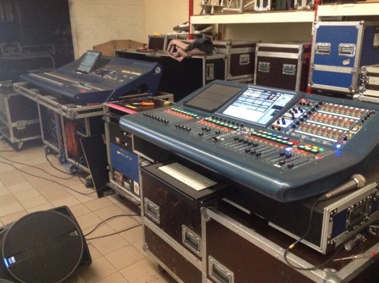 Consoles numériques en préparation à l'atelier
