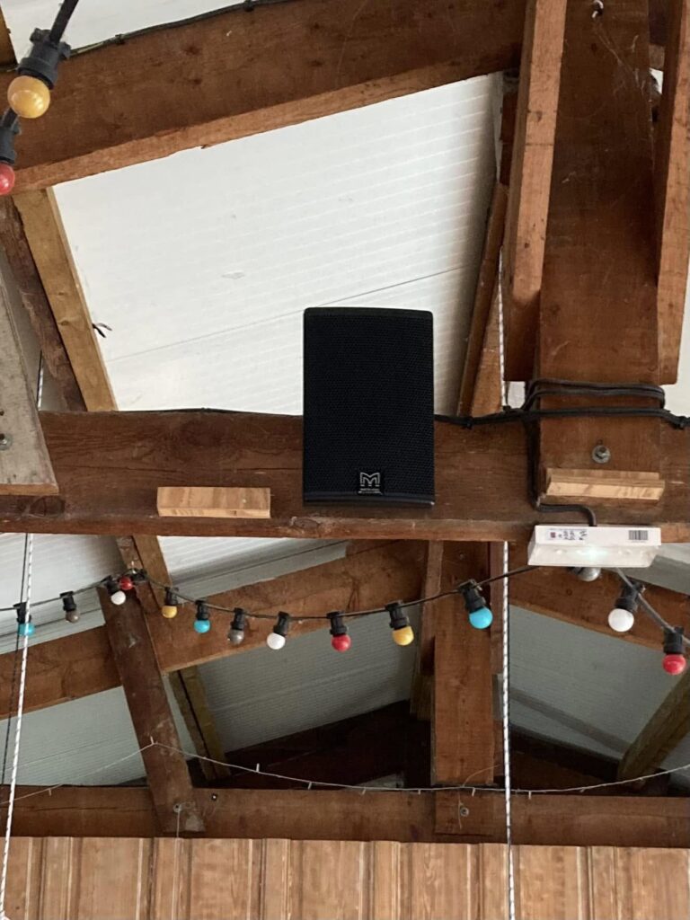 Enceinte Martin Audio installée sous charpente
