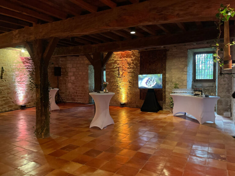 Installation événementielle dans une salle voûtée