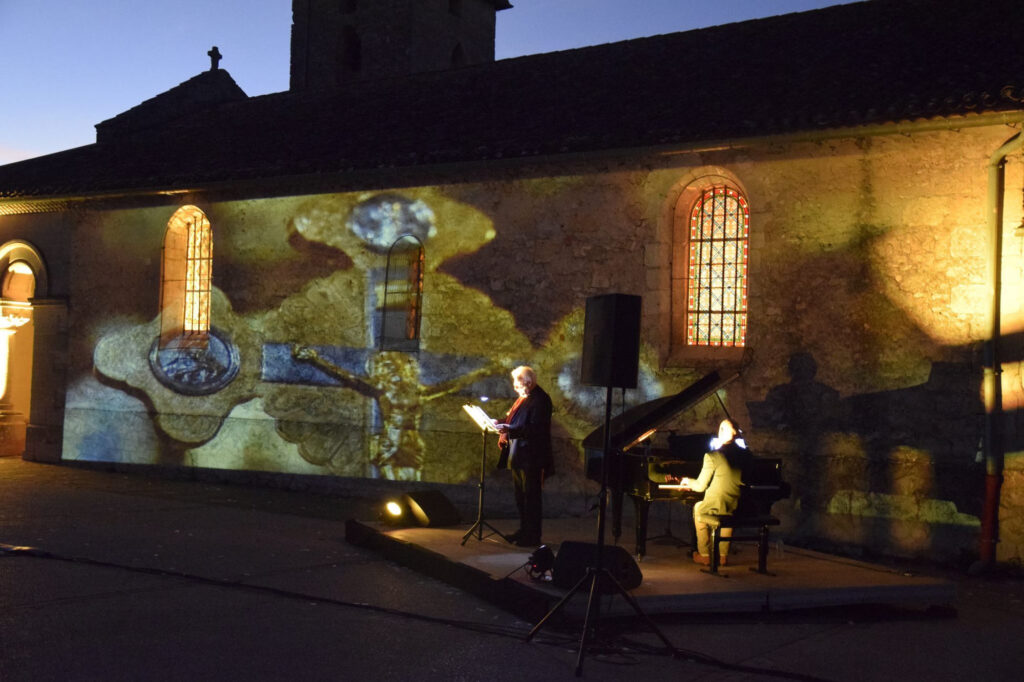Spectacle avec projection vidéo sur façade d'église