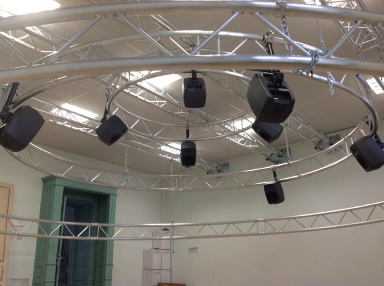 Structure circulaire et diffusion son — installation